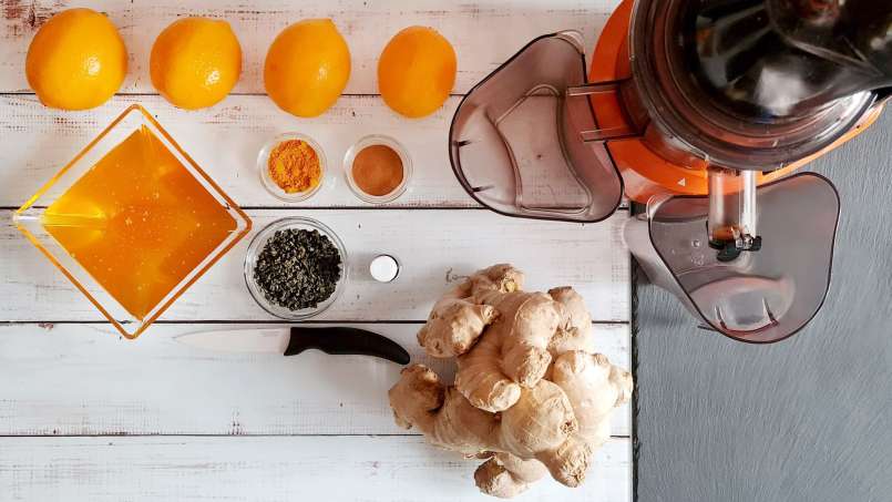 Jus de gingembre avec du miel, du citron, du thé vert, du curcuma, de la cannelle et de la menthe
